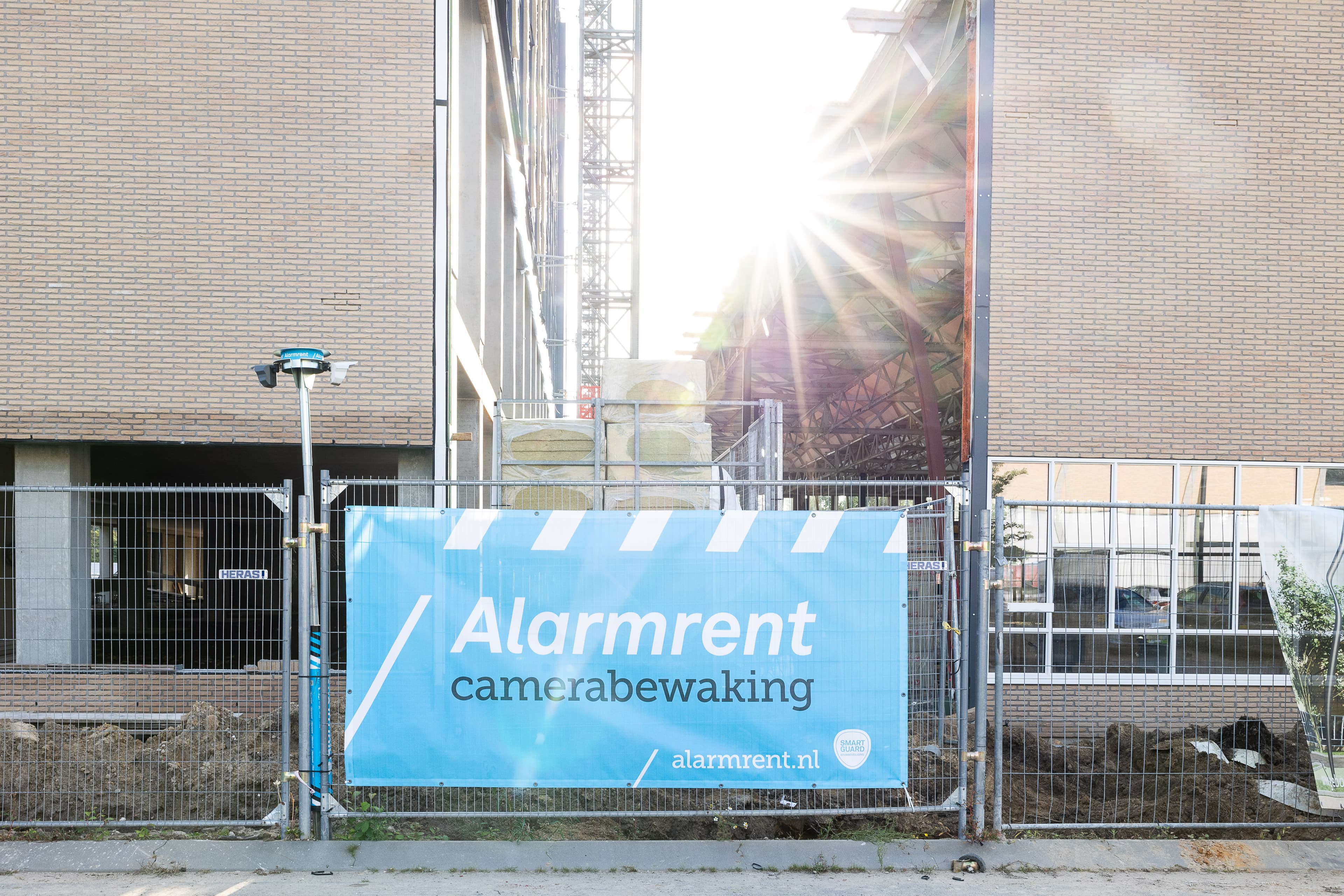 Bouwdoek van Alarmrent met daarnaast een SmartGuard installatie.